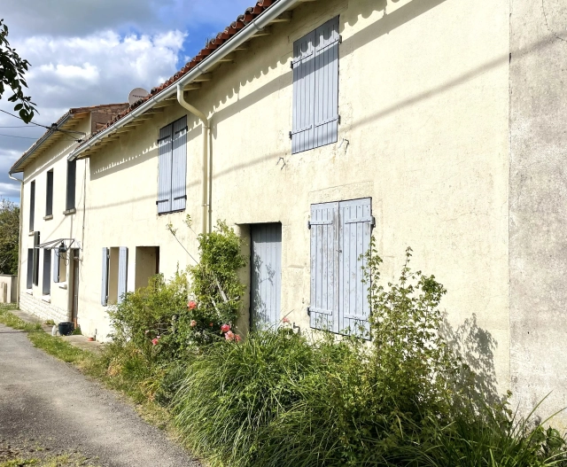 3/4 bedroom village house with second house to renovate for sale for 99,995&euro; in Charente-Maritime, Poitou-Charentes