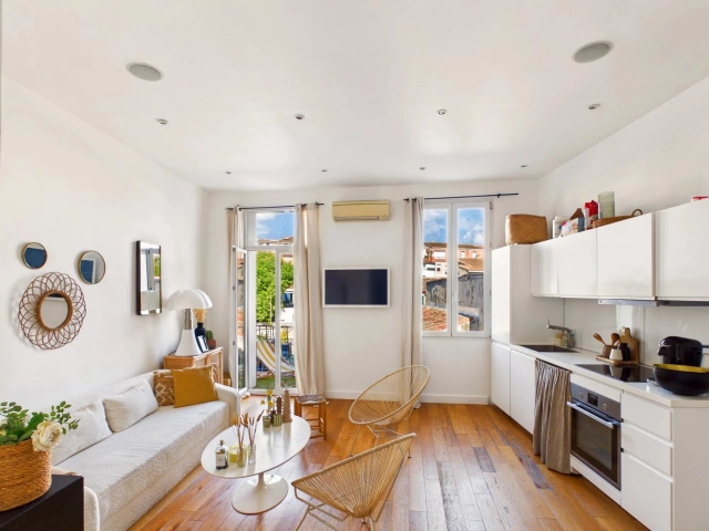 1 Bedroom(s) - 1 Bathroom(s) - 0 m² land for sale in Bouches-du-Rhône, Provence-Alpes-Côte-d'Azur, France - FrenchPropertyPortal.com Aix-en-Provence – Historic Centre 1-bedroom apartment – 44 m² with balcony and unobstructed view for sale for 357,000€ in Bouches-du-Rhône, Provence-Alpes-Côte-d'Azur