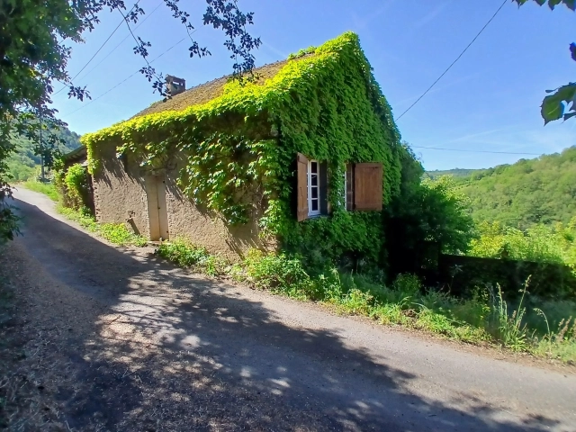 Charming house with exceptional views – great renovation potential – 96 m² for sale for 99,000&euro; in Aveyron, Midi-Pyrénées