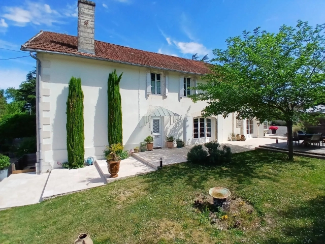 Stunning luxury 4-bed house with heated salt-water pool for sale for 565,000&euro; in Charente, Poitou-Charentes