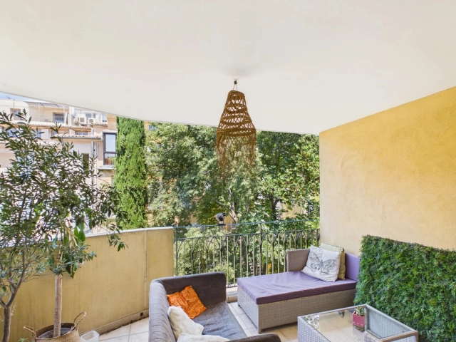 2 Bedroom(s) - 1 Bathroom(s) - 0 m² land for sale in Bouches-du-Rhône, Provence-Alpes-Côte-d'Azur, France - FrenchPropertyPortal.com AIX-EN-PROVENCE – HISTORIC CITY CENTRE Rare Opportunity – 2-Bedroom Apartment with Terrace, Lift and Private Garage for sale for 895,000€ in Bouches-du-Rhône, Provence-Alpes-Côte-d'Azur