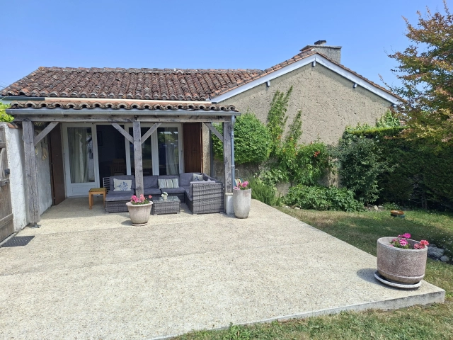 Excellent condition stone property with heated pool for sale for 259,950&euro; in Charente, Poitou-Charentes