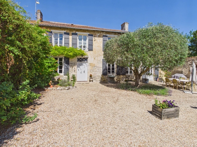 4 Bedroom(s) - 2 Bathroom(s) - 871m² land for sale in Charente-Maritime, Poitou-Charentes, France - FrenchPropertyPortal.com Beautiful original features and amenities within walking distance! for sale for 275,000€ in Charente-Maritime, Poitou-Charentes