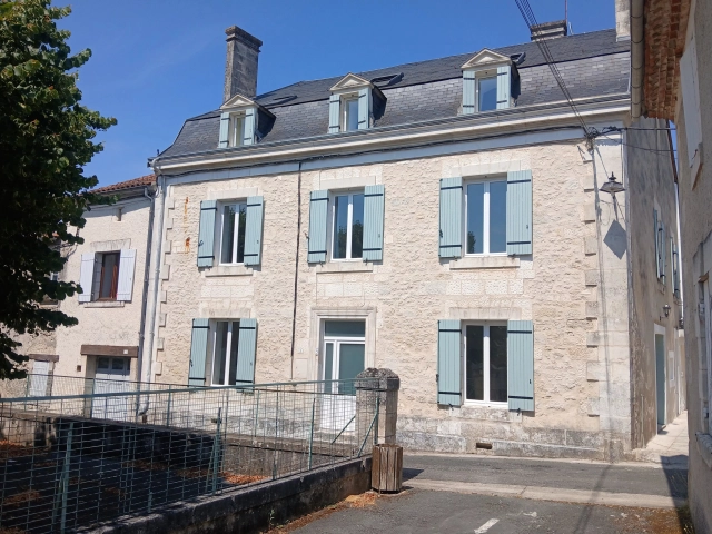 Beautiful-renovated 5-bedroom village property for sale for 375,000&euro; in Dordogne, Aquitaine