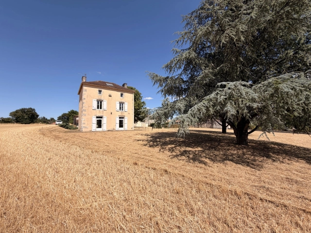 4 Bedroom(s) - 1 Bathroom(s) - 23,785m² land for sale in Charente, Poitou-Charentes, France - FrenchPropertyPortal.com Charming country property with over 2ha, barn, guest annex potential, close to Ruffec for sale for 224,700€ in Charente, Poitou-Charentes