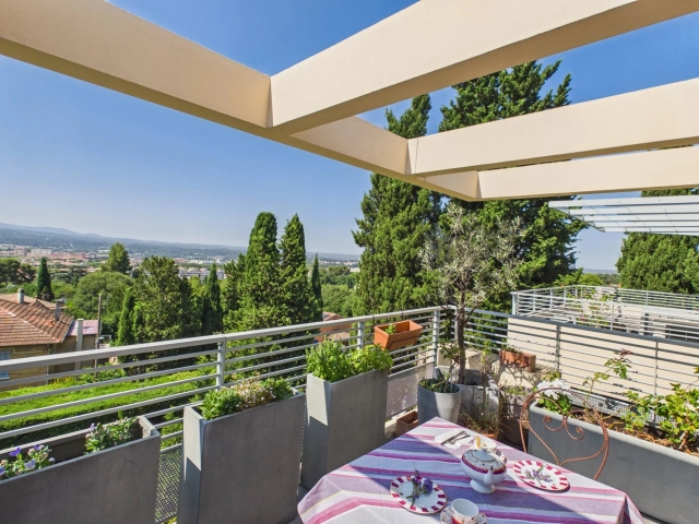 Contemporary Apartment of about 93m² with Panoramic Views over Aix-en-Provence for sale for 798,000&euro; in Bouches-du-Rhône, Provence-Alpes-Côte-d'Azur