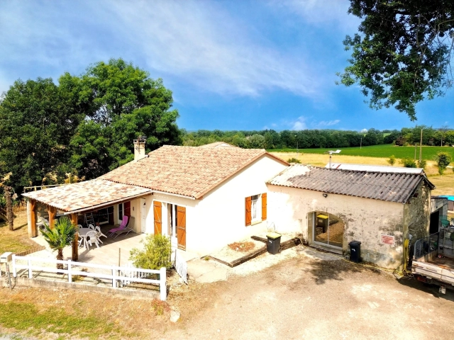 4 Bedroom(s) - 1 Bathroom(s) - 4,117m² land for sale in Lot-et-Garonne, Aquitaine, France - FrenchPropertyPortal.com Country Home with Studio, Barn and Far-Reaching Rural Views for sale for 215,000€ in Lot-et-Garonne, Aquitaine