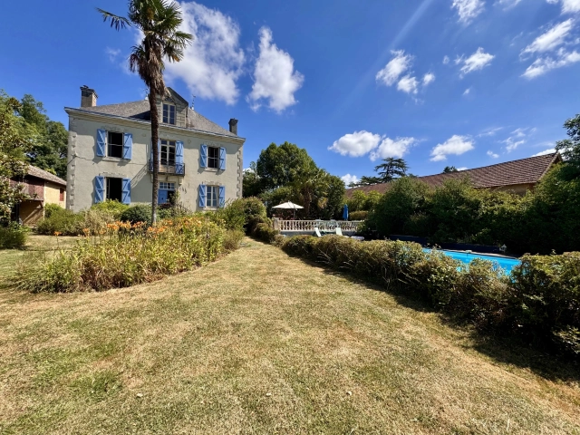 Charm of the Belle Époque and Pyrenean panorama for sale for 523,000&euro; in Gers, Midi-Pyrénées