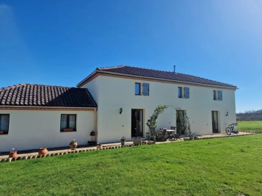 4 Bedroom(s) - 3 Bathroom(s) - 8,574m² land for sale in Lot-et-Garonne, Aquitaine, France - FrenchPropertyPortal.com Atttractive property in prominant position with fabulous views and guest house for sale for 399,000€ in Lot-et-Garonne, Aquitaine