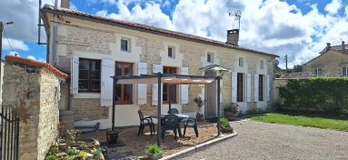 Stone cottage with courtyard and garden for sale for 214,000&euro; in Charente-Maritime, Poitou-Charentes