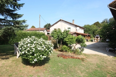 Four bedroom detached house with barn, heated pool and garden with views. for sale for 267,500&euro; in Charente, Poitou-Charentes