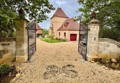 Glamour and Stylish Grand Manoir with seven bedrooms and pool, few minutes from Sarlat for sale for 1,021,000&euro; in Dordogne, Aquitaine