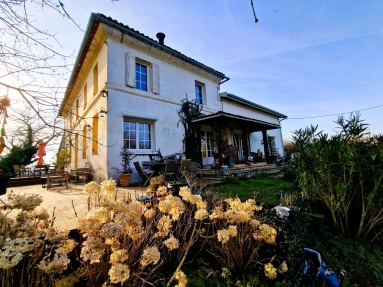 Country house with large grounds for sale for 567,000&euro; in Gironde, Aquitaine