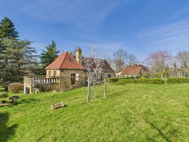 House with pool, guest house and 1.6 hectares within walking distance of Gourdon, Dordogne Valley for sale for 455,800&euro; in Lot, Midi-Pyrénées