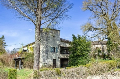 Lalbenque area: Charming 4-bedroom stone property with guest house, swimming pool & 1,5 ha of land for sale for 499,000&euro; in Lot, Midi-Pyrénées