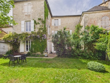 9 Bedroom detached townhouse with swimming pool for sale for 399,000&euro; in Charente, Poitou-Charentes