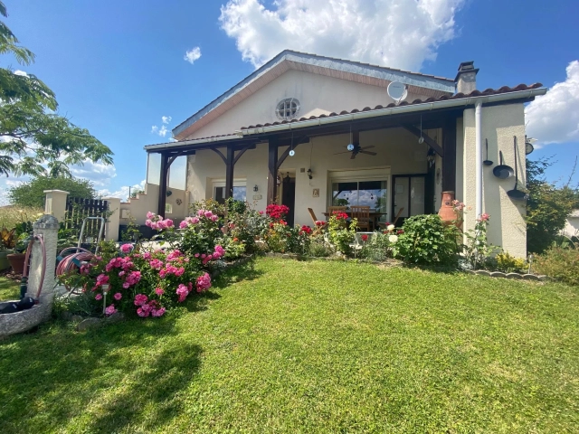 7 Bedroom(s) - 4 Bathroom(s) - 4,467m² land for sale in Charente, Poitou-Charentes, France - FrenchPropertyPortal.com Well Presented 3/4 Bed Home and 3 Bed Guest house in Stunning Location for sale for 386,900€ in Charente, Poitou-Charentes