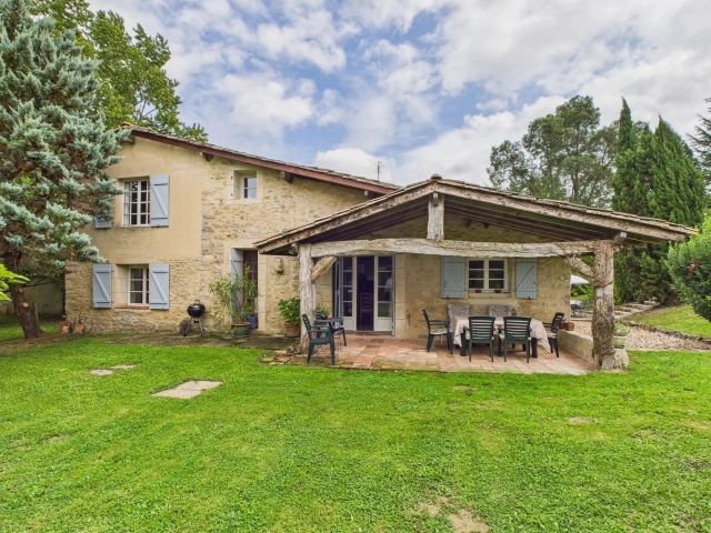 5 Bedroom(s) - 4 Bathroom(s) - 2,317m² land for sale in Lot-et-Garonne, Aquitaine, France - FrenchPropertyPortal.com Elegant country estate with a pool between La Réole and Marmande for sale for 299,240€ in Lot-et-Garonne, Aquitaine