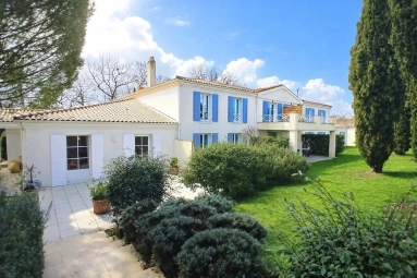 Magnificent, fully-operational 25-bedroom Hotel with swimming pool for sale for 1,400,000&euro; in Charente, Poitou-Charentes