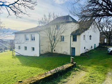 La Salvetat-Peyralès – Stone House with Barns on 6.16 ha for sale for 365,000&euro; in Aveyron, Midi-Pyrénées