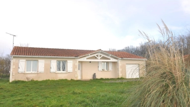 Detached house  of 110 m² - 3 bedrooms - 1351 m² plot for sale for 162,000&euro; in Charente, Poitou-Charentes