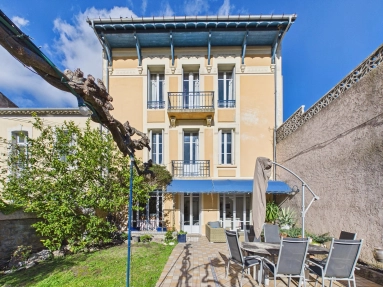 Townhouse with spectacular views over UNESCO World heritage site for sale for 495,000&euro; in Aude, Languedoc-Roussillon