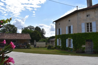 4 Bedroom(s) - 3 Bathroom(s) - 6,302m² land for sale in Charente, Poitou-Charentes, France - FrenchPropertyPortal.com Beautiful 3 bedroom property with guest annex for sale for 345,000€ in Charente, Poitou-Charentes