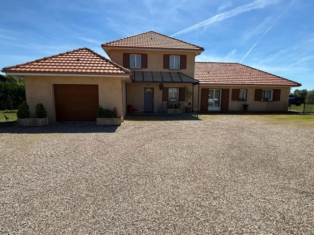 5 Bedroom(s) - 2 Bathroom(s) - 20,728m² land for sale in Dordogne, Aquitaine, France - FrenchPropertyPortal.com Large house, stables, 360m² workshop, guest annexe, income potential for sale for 598,000€ in Dordogne, Aquitaine