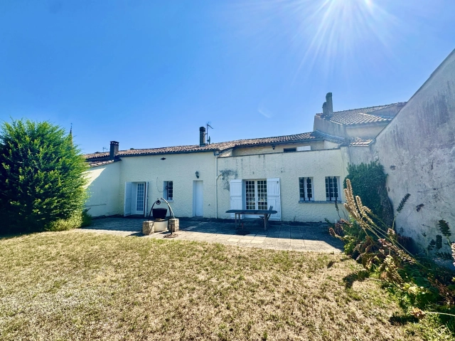 4 Bedroom(s) - 3 Bathroom(s) - 490m² land for sale in Dordogne, Aquitaine, France - FrenchPropertyPortal.com Charming 3-home with pool and guest apartment in popular village for sale for 245,000€ in Dordogne, Aquitaine