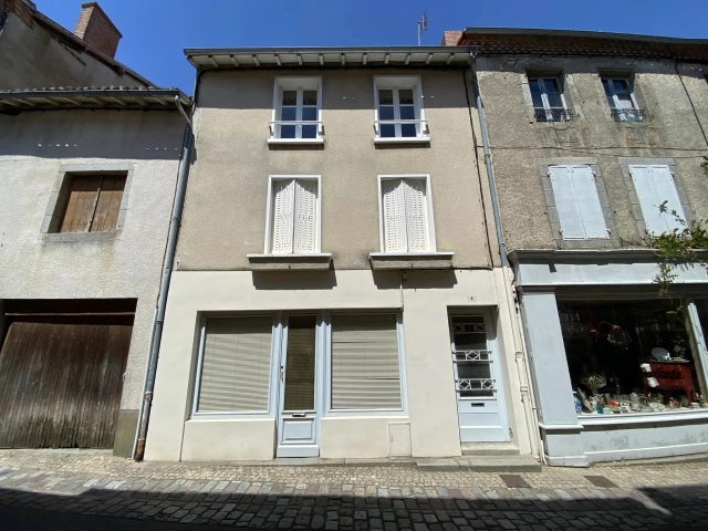 Townhouse with Commercial Premises in Le Dorat for sale for 71,500&euro; in Haute-Vienne, Limousin