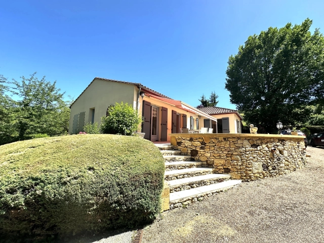 Single-storey living near the charming town of Saint-Cyprien, south of Sarlat-la-Canéda for sale for 318,860&euro; in Dordogne, Aquitaine