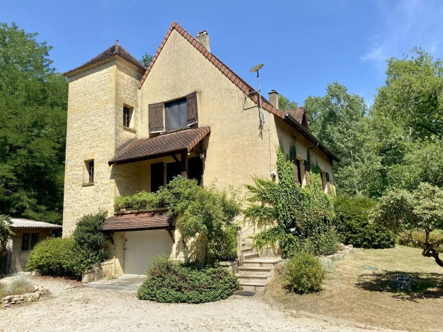 2 Bedroom(s) - 2 Bathroom(s) - 12,725m² land for sale in Dordogne, Aquitaine, France - FrenchPropertyPortal.com Charming former mill set in 1.2 hectares of parkland with a lake for sale for 397,500€ in Dordogne, Aquitaine