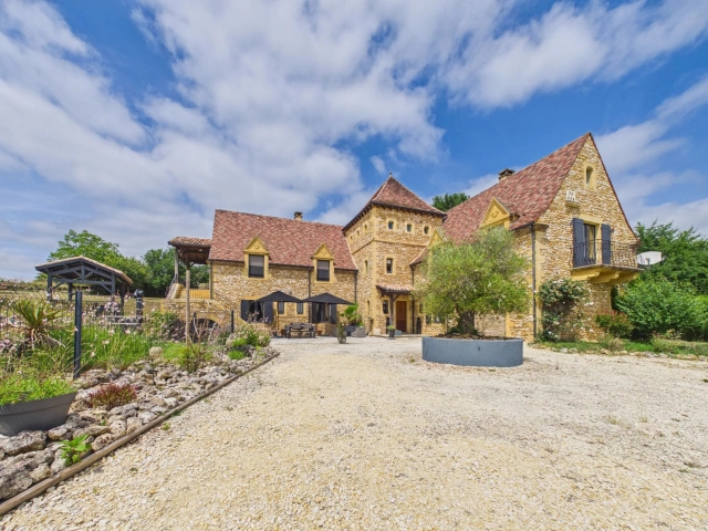 4 Bedroom(s) - 4 Bathroom(s) - 4,850m² land for sale in Dordogne, Aquitaine, France - FrenchPropertyPortal.com Elegant Stone Residence with Panoramic Views and Flexible Living Accommodation for sale for 914,900€ in Dordogne, Aquitaine
