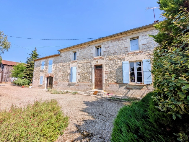 6 Bedroom(s) - 3 Bathroom(s) - 3,519m² land for sale in Lot-et-Garonne, Aquitaine, France - FrenchPropertyPortal.com Spacious farmhouse with outbuildings for sale for 320,000€ in Lot-et-Garonne, Aquitaine