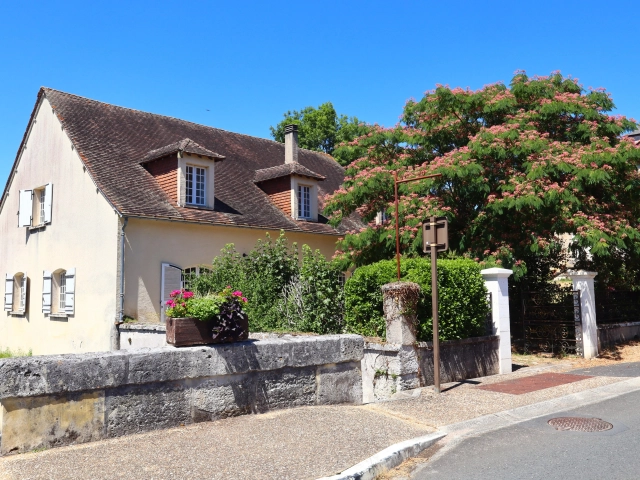 Spacious Périgourdine home with detached two-storey outbuilding for sale for 205,200&euro; in Dordogne, Aquitaine