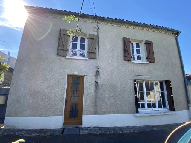 Pretty house in Le Dorat with garages and a garden for sale for 77,000&euro; in Haute-Vienne, Limousin