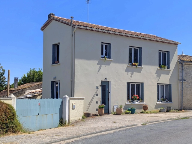3 Bedroom(s) - 3 Bathroom(s) - 1,192m² land for sale in Charente-Maritime, Poitou-Charentes, France - FrenchPropertyPortal.com A Hidden Haven in the Heart of Mortagne-sur-Gironde for sale for 278,200€ in Charente-Maritime, Poitou-Charentes