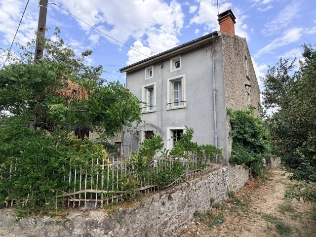 Spacious hamlet house with flexible accommodation, great outside space and barns for sale for 158,220&euro; in Haute-Vienne, Limousin