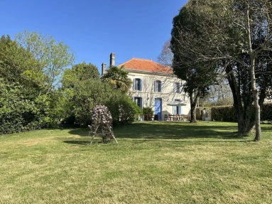 Stunning Family Home with Pool and Outbuildings for sale for 449,000&euro; in Charente-Maritime, Poitou-Charentes