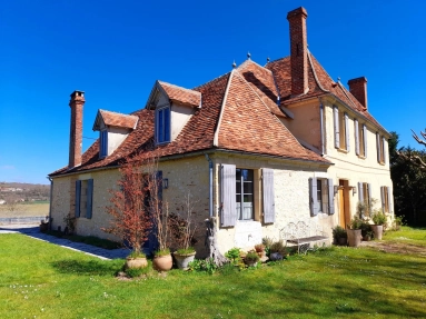 4 Bedroom(s) - 4 Bathroom(s) - 3,277m² land for sale in Dordogne, Aquitaine, France - FrenchPropertyPortal.com Discover this 18th century bourgeois house for sale for 684,210€ in Dordogne, Aquitaine