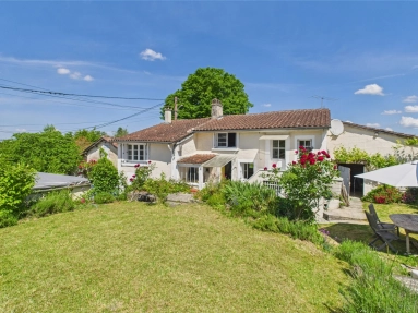 Village House within walking distance of Verteillac for sale for 180,000&euro; in Dordogne, Aquitaine