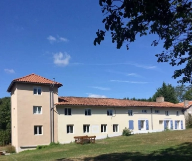 Fully-renovated 6-bed house with pool, barn, lake and 1-bed guest house for sale for 418,000&euro; in Charente, Poitou-Charentes
