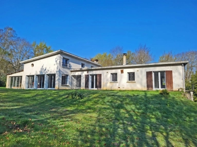 6 Bedroom(s) - 2 Bathroom(s) - 14,612m² land for sale in Charente, Poitou-Charentes, France - FrenchPropertyPortal.com Large, detached house in a glorious setting, just a stone’s throw from Cognac Golf Club. for sale for 350,000€ in Charente, Poitou-Charentes
