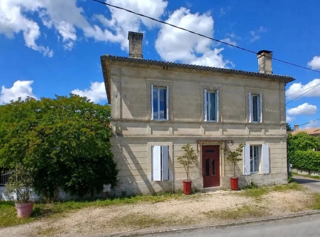 13 Bedroom(s) - 5 Bathroom(s) - 1,460m² land for sale in Gironde, Aquitaine, France - FrenchPropertyPortal.com 8 bedroom stone house, 3 guest houses, swimming pool and income potential for sale for 800,000€ in Gironde, Aquitaine