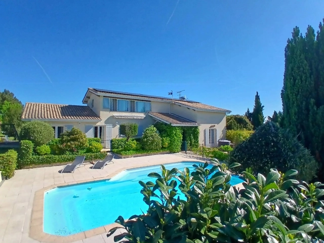 Beautiful modern villa with swimming pool, jacuzzi and sauna for sale for 445,200&euro; in Charente-Maritime, Poitou-Charentes