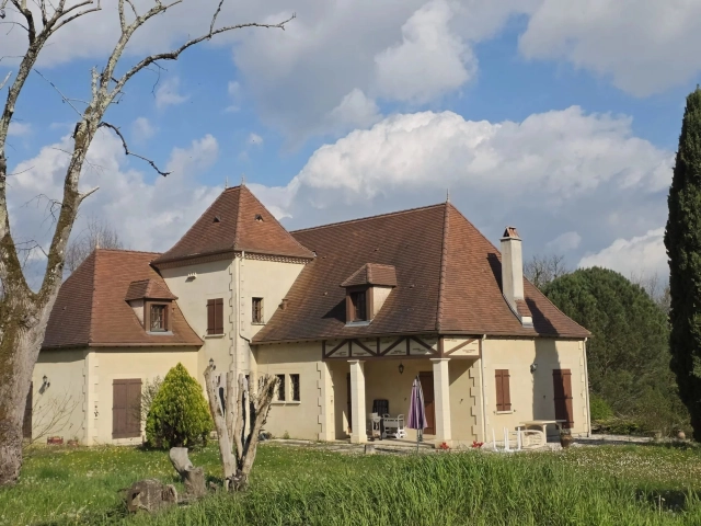 Spacious Périgourdine Property with Character, Outbuildings and 1.4 Hectares of Land for sale for 434,600&euro; in Lot-et-Garonne, Aquitaine