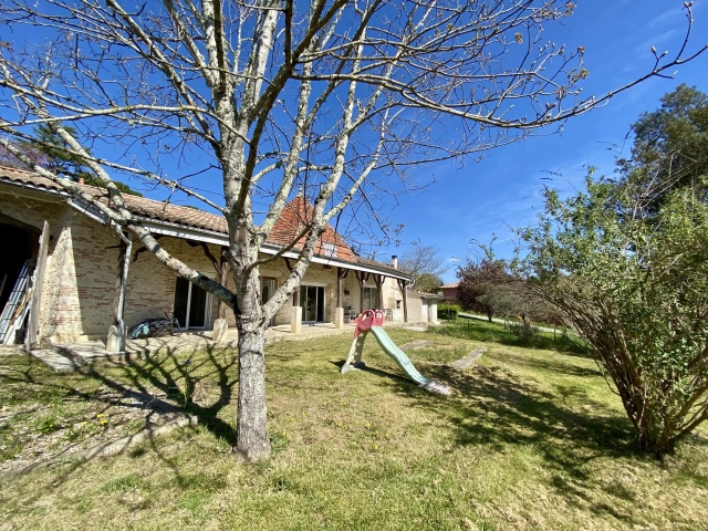 Lovely, light-filled country house near all amenities for sale for 368,900&euro; in Lot-et-Garonne, Aquitaine