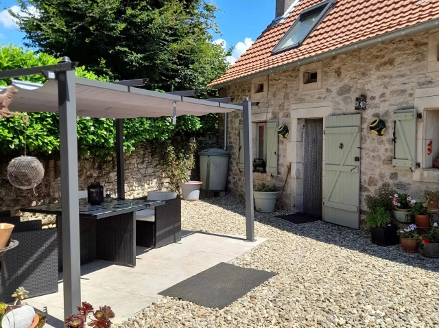 Sector Villeneuve, Aveyron: Charming detached house with guest annex and swimming pool for sale for 219,350&euro; in Aveyron, Midi-Pyrénées