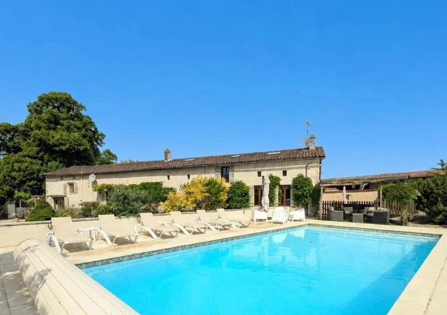 Renovated farmhouse with independent Guest Accommodation and Heated Pool for sale for 487,600&euro; in Charente, Poitou-Charentes