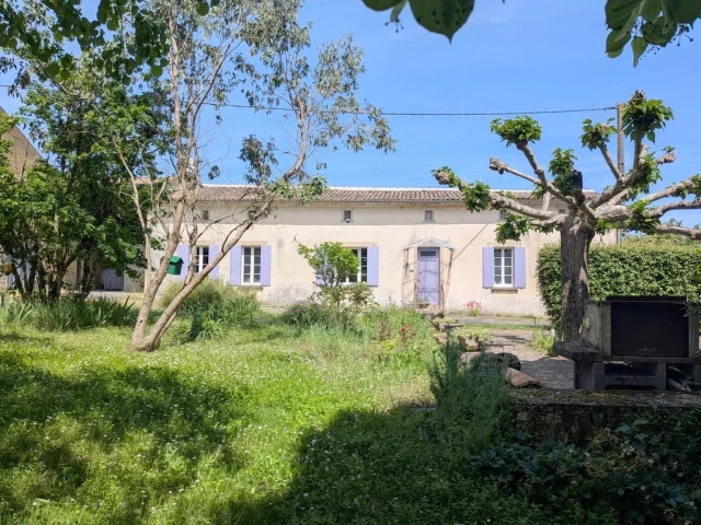 Lovely stone farmhouse with land and large barns for sale for 199,800&euro; in Charente-Maritime, Poitou-Charentes